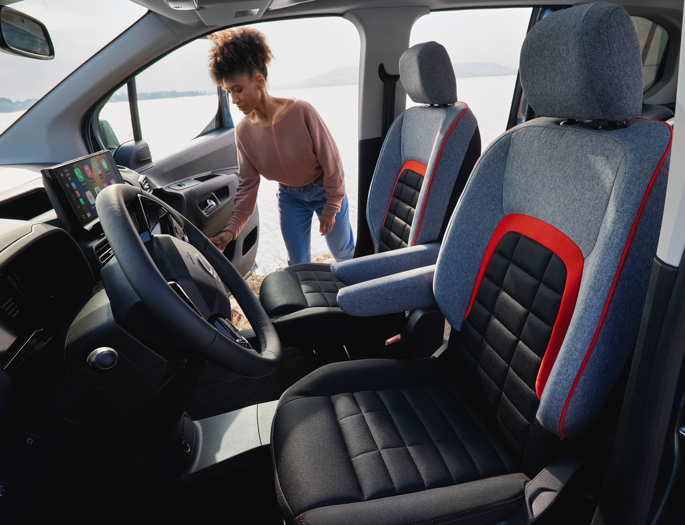 Front interior view ë-Berlingo with g Advanced Comfort seats, easy access, safety and improved everyday driving experience