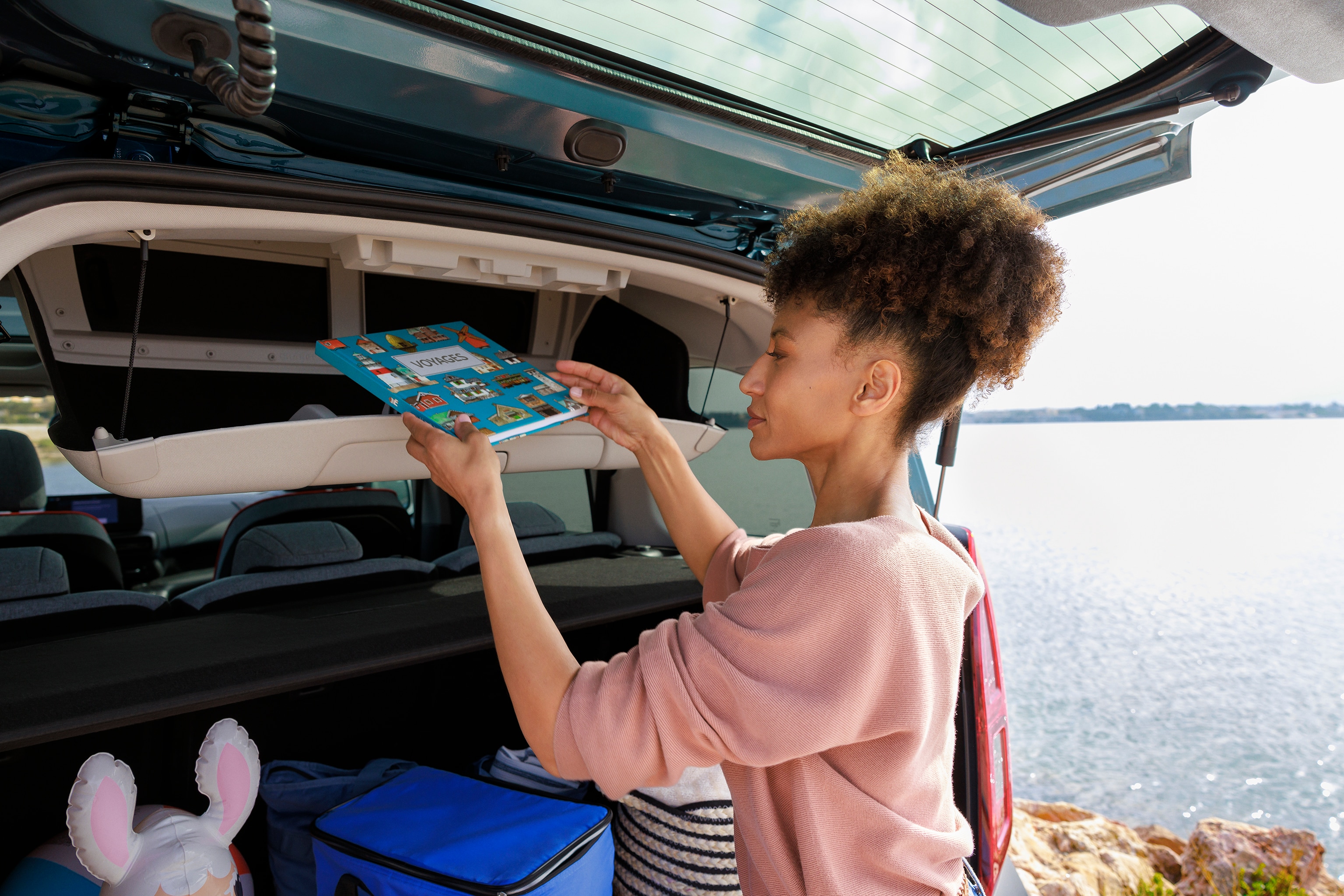 Rear interior view ë-Berlingo showing practical loading access, comfort, safety and efficient everyday family organization