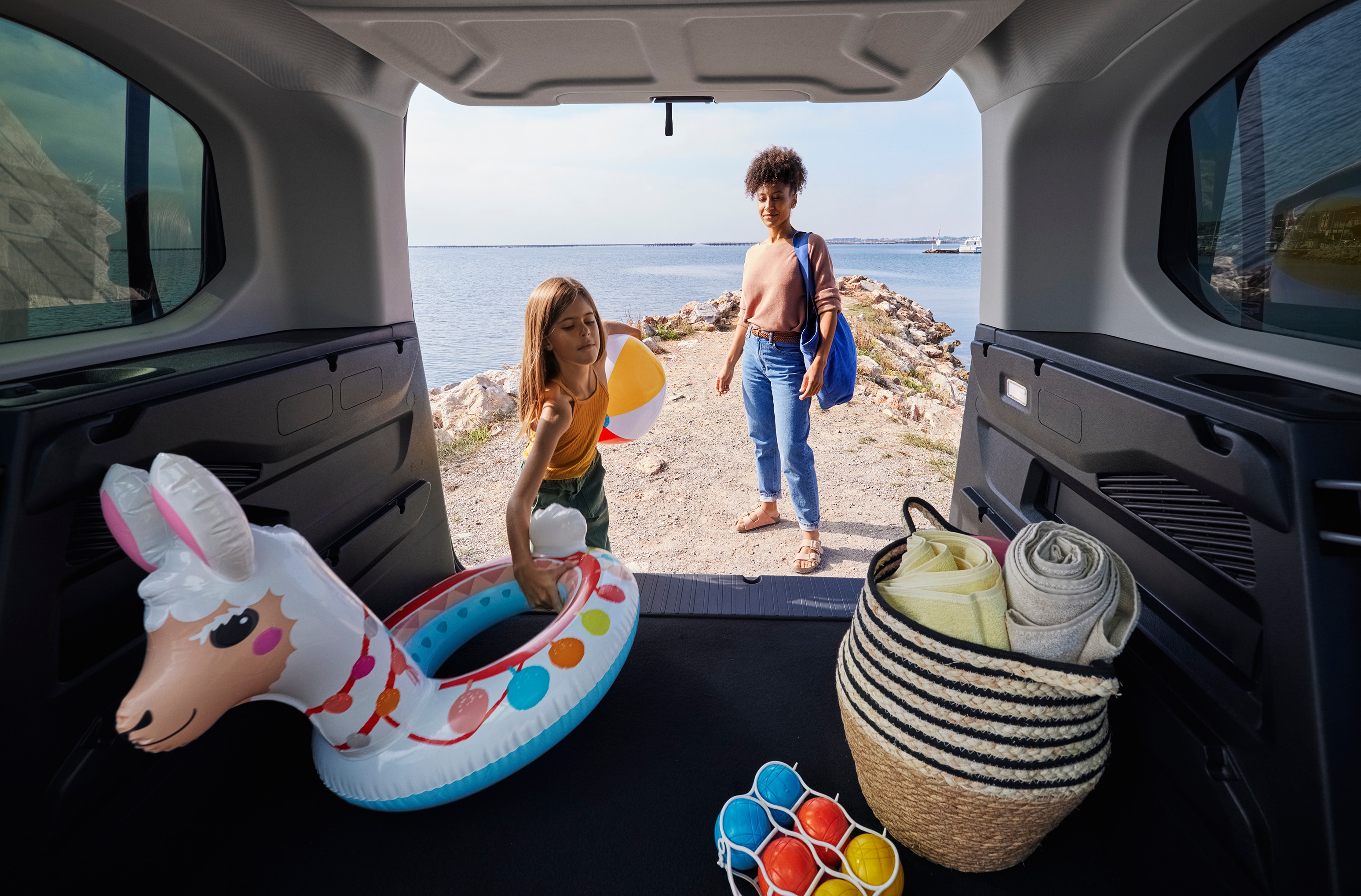 Rear view ë-Berlingo highlighting spacious boot capacity, practicality, safety and confident everyday family convenience