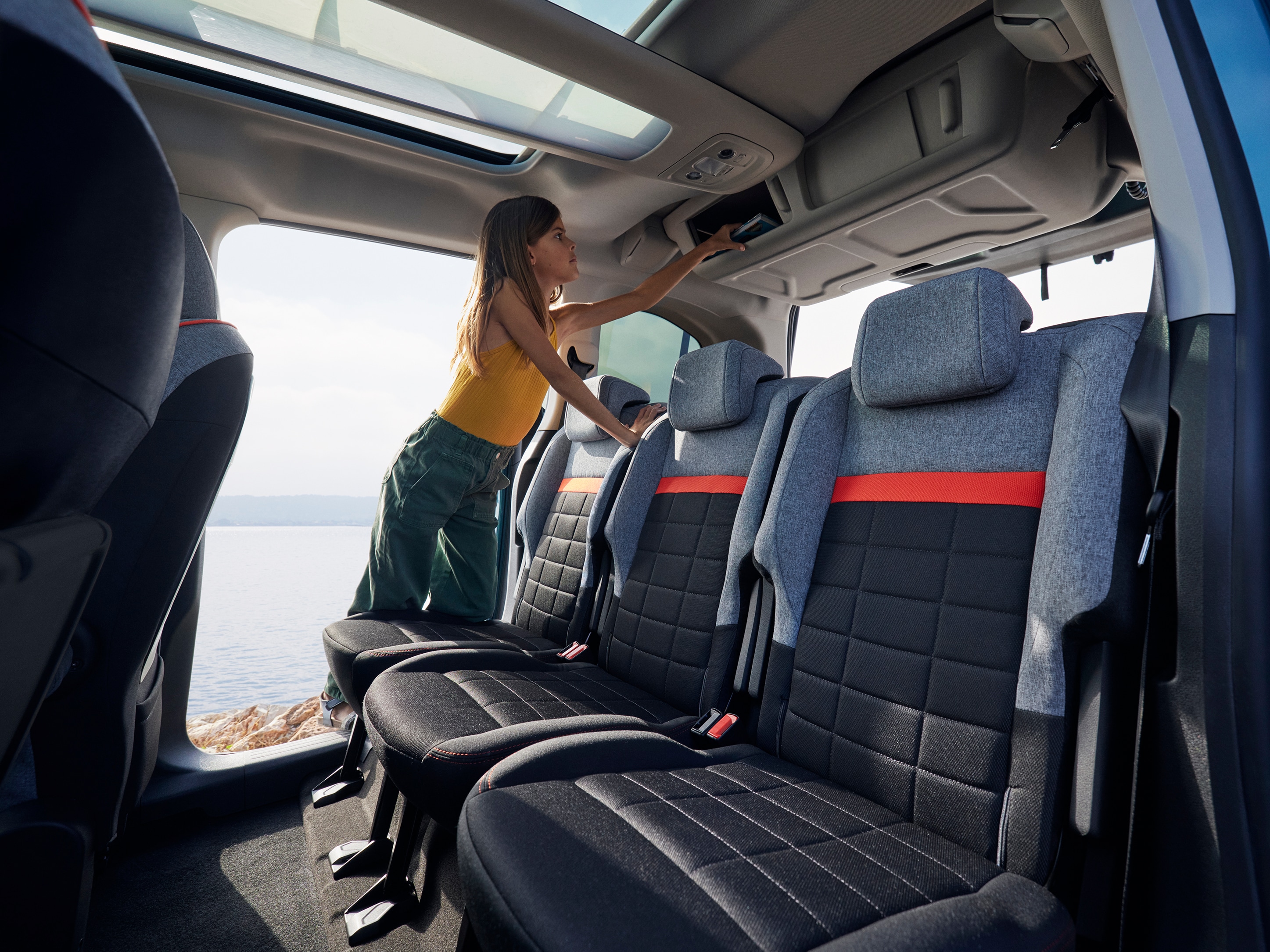 Rear interior view ë-Berlingo highlighting overhead storage, comfort, practicality and improved everyday family convenience