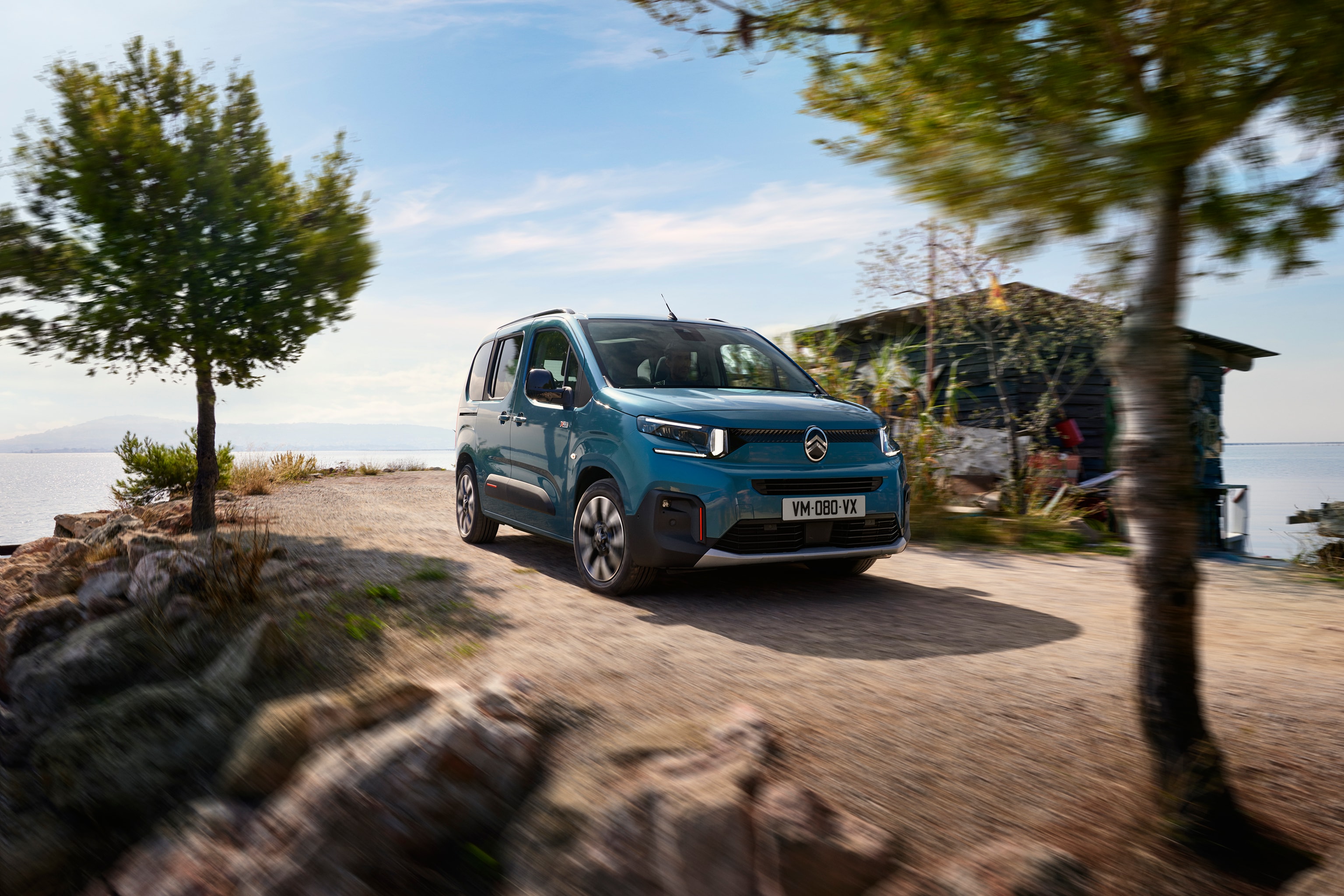 Three‑quarter front view Kiama Blue ë-Berlingo highlighting modern attractive design, efficiency and safety