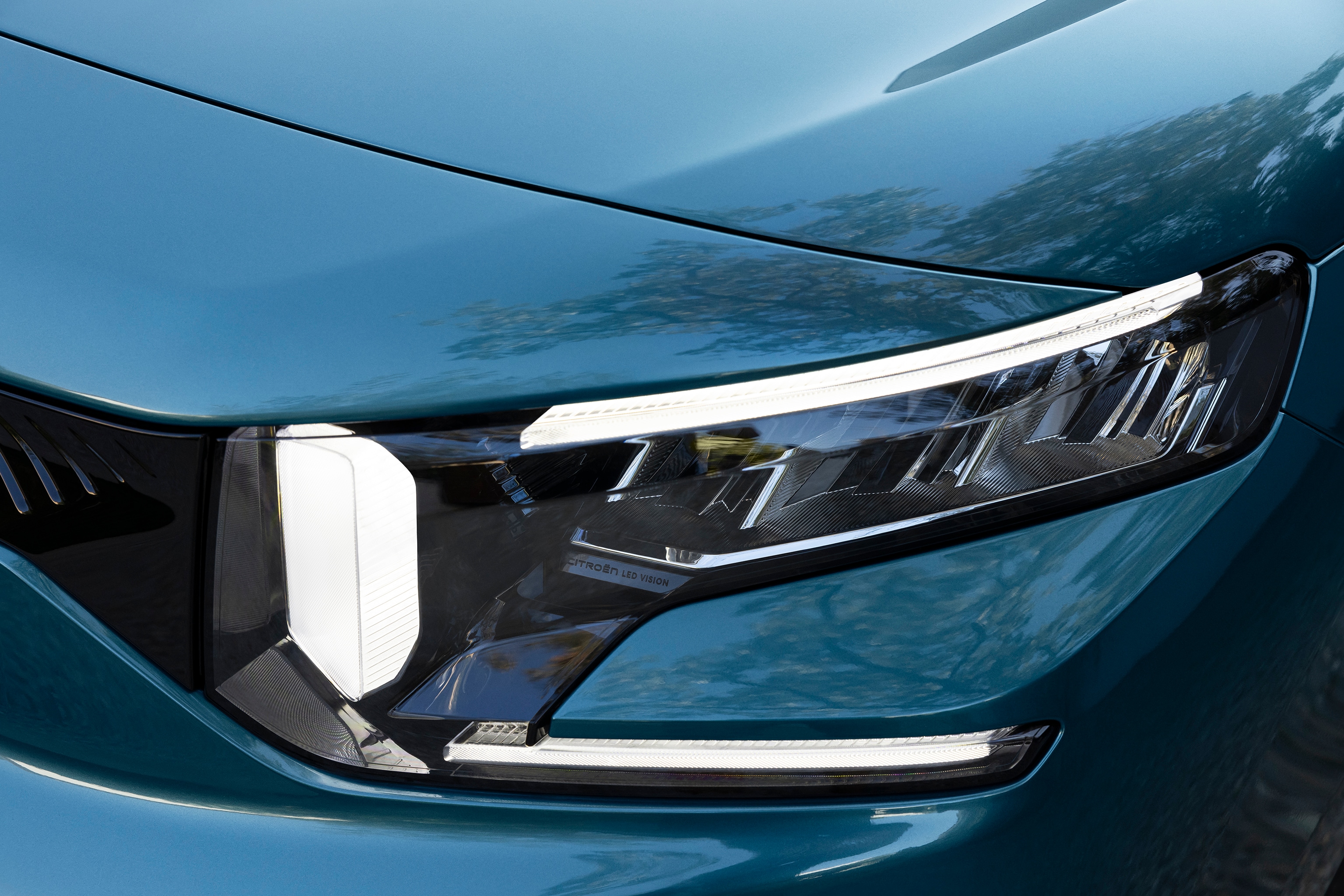 Front light detail view ë-Berlingo highlighting LED signature, safety, visibility, design and improved modern styling
