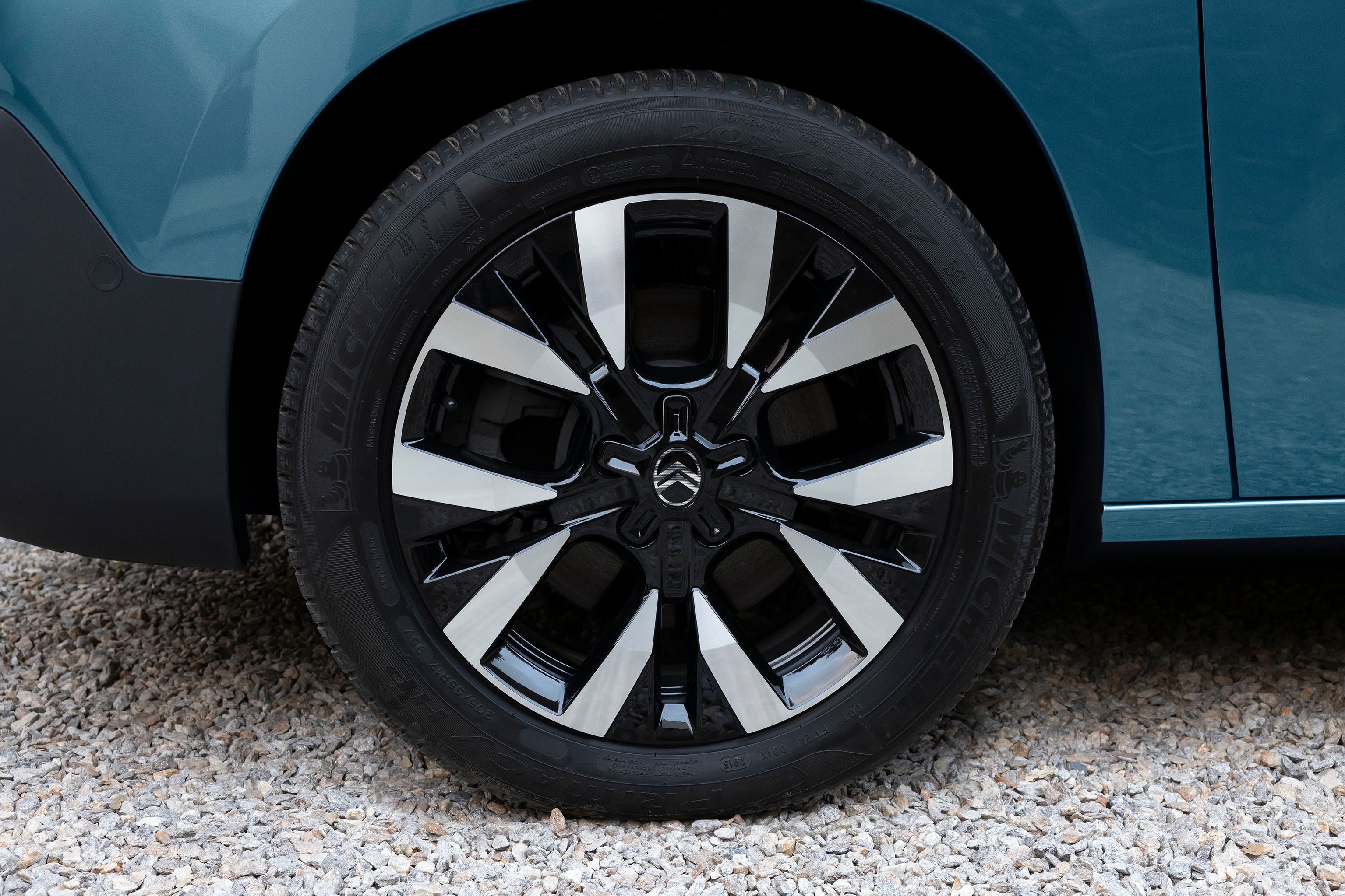 Wheel detail view ë-Berlingo highlighting modern alloy design, safety, durability and enhanced exterior character