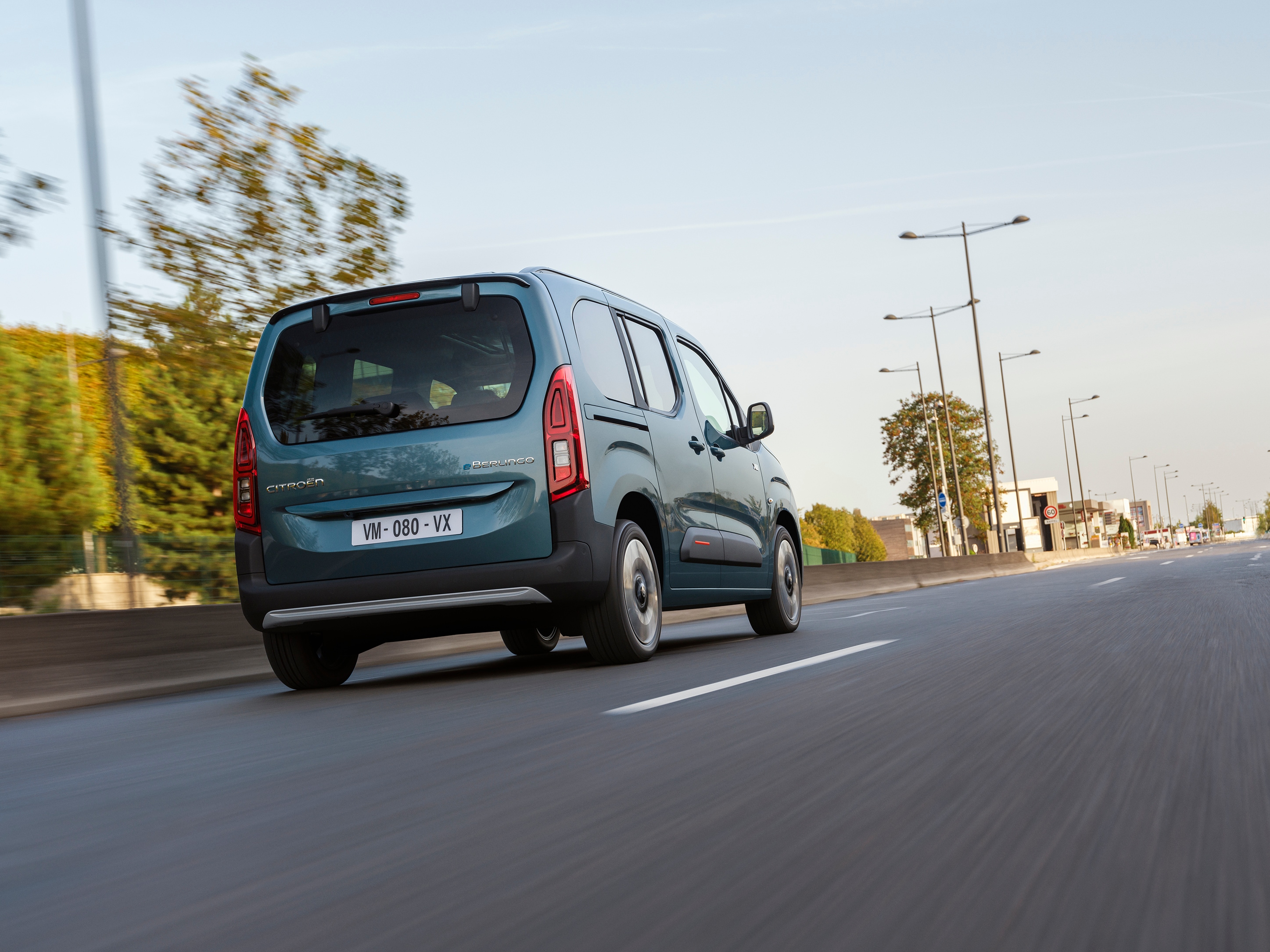 Rear view ë-Berlingo highlighting dynamic modern design, safety, efficiency and confident everyday driving presence