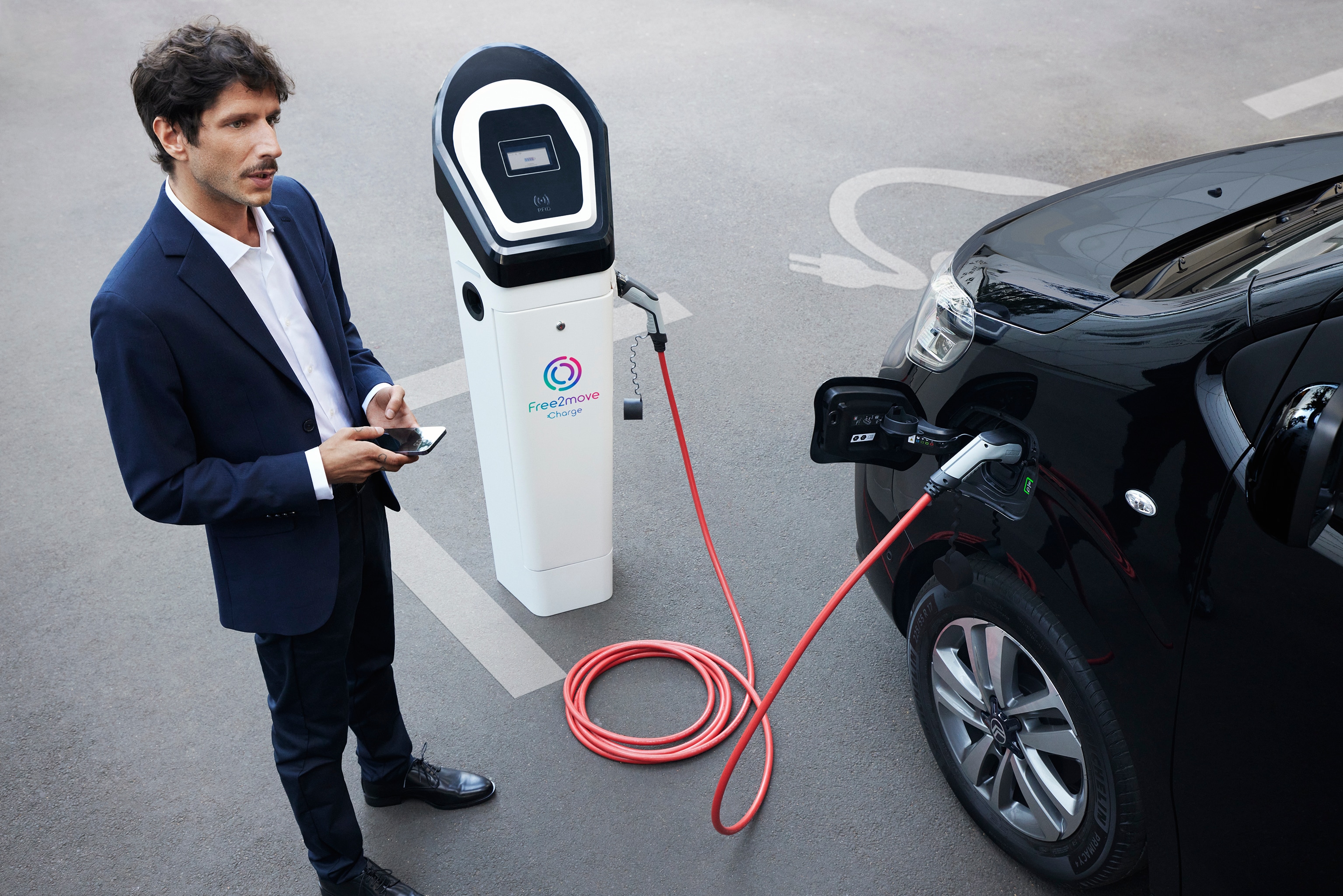 Man charging ë-SpaceTourer