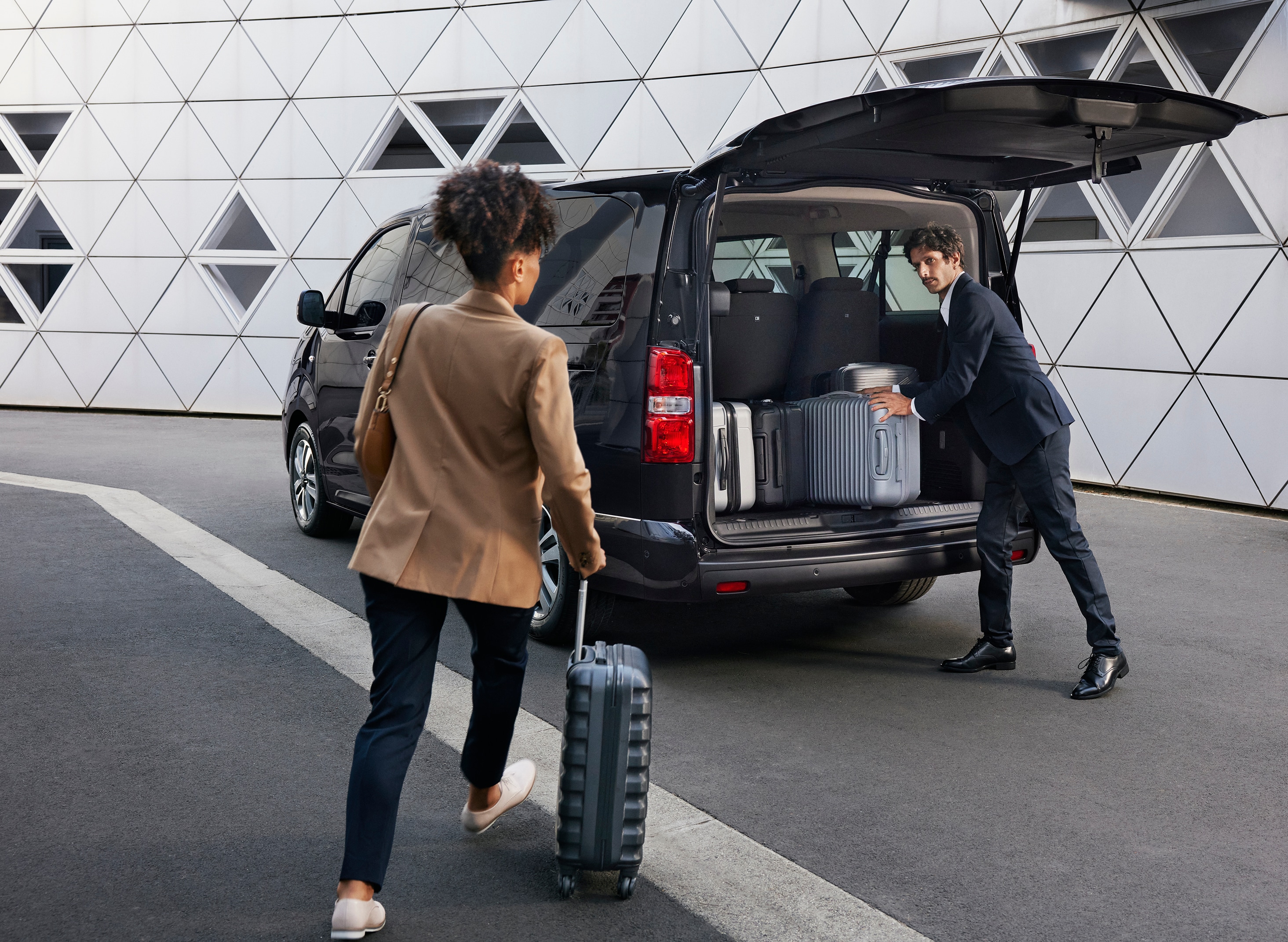 Man loading suitcases in SpaceTourer