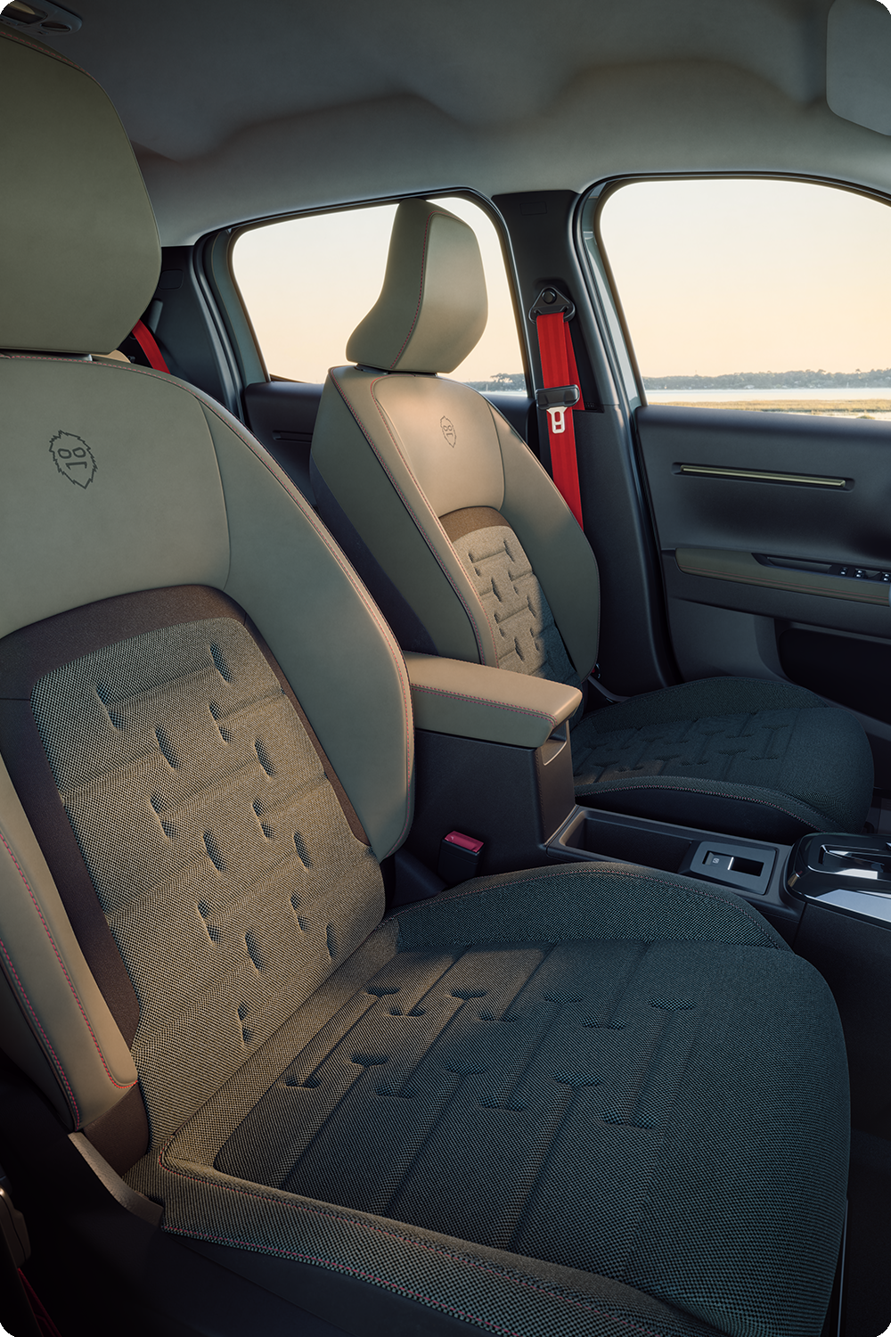 Frontansicht des Innenraums des Citroën C3 Outdoor mit Advanced-Comfort-Sitzen und geräumiger Fahrgastzelle eines kompakten SUV für all Ihre Fahrten.