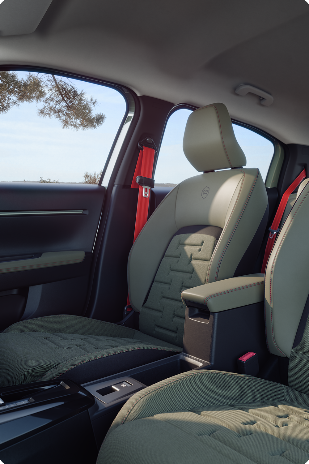 Nahaufnahme der Rücksitze des Citroën C3 Aircross Outdoor mit roten Sicherheitsgurten – Komfort, Geräumigkeit und erfrischendes Design für alle.