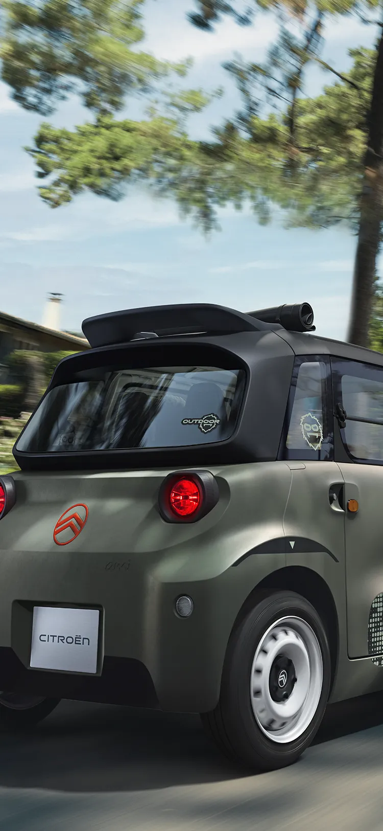 Heck-Dreiviertelansicht des Citroën Ami Outdoor, eines kompakten, elektrischen und erschwinglichen Leichtfahrzeugs mit innovativem Design für urbane Mobilität.