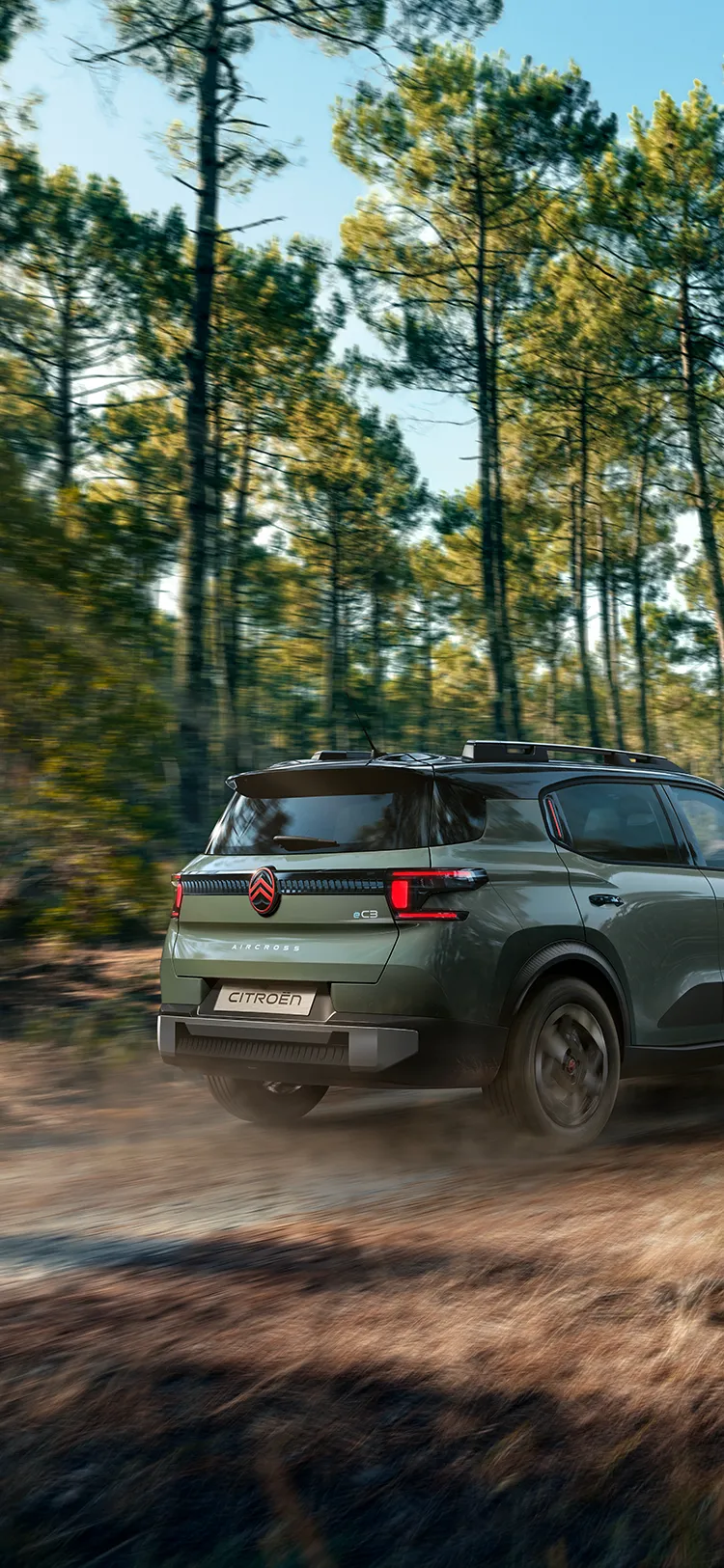 Heck-Dreiviertelansicht des Citroën C3 Aircross Outdoor, eines robusten, vielseitigen und komfortablen SUV mit innovativem Charakter für Ausflüge.