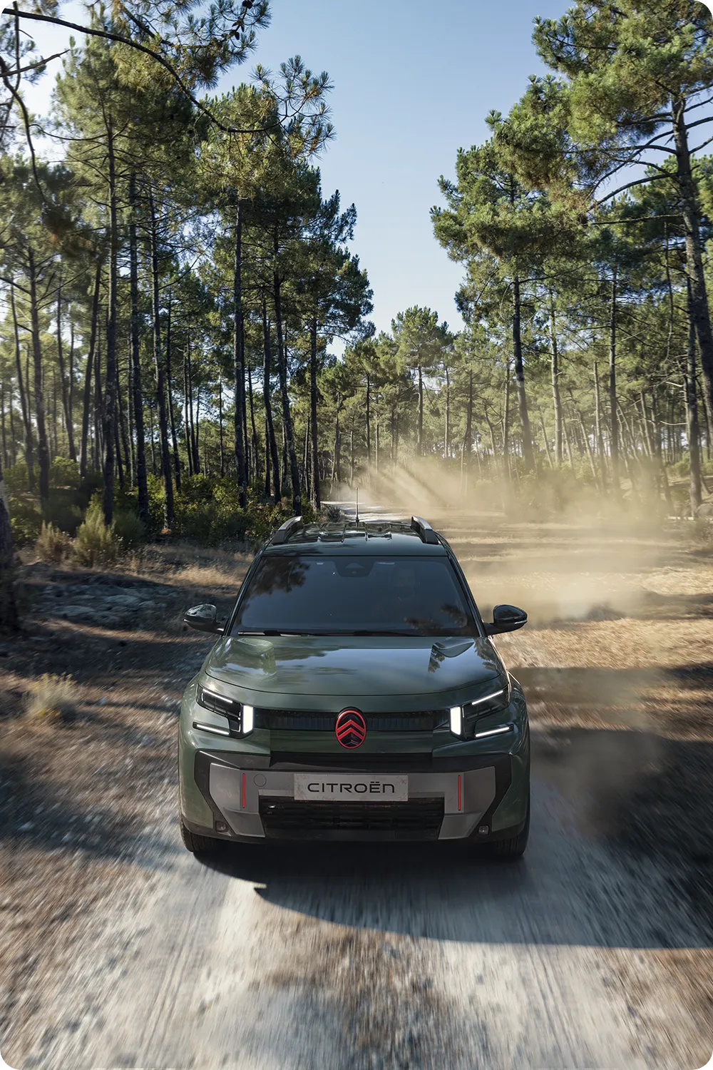 Frontansicht des Citroën C3 Aircross aus der Vogelperspektive – ein robuster, vielseitiger und komfortabler SUV mit innovativen Fähigkeiten für Outdoor-Abenteuer.
