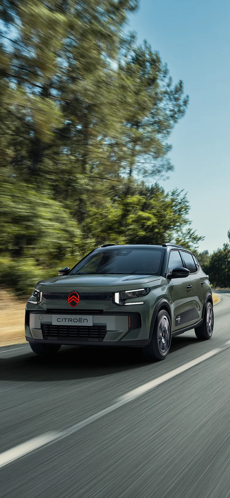 Front-Dreiviertelansicht des Citroën C3 Outdoor, einer robusten, vielseitigen und komfortablen Schräghecklimousine im Crossover-Look mit innovativem Design für Fahrten im Freien.