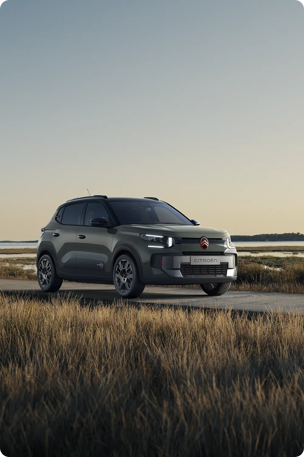Front-Dreiviertelansicht des Citroën C3 Outdoor, eines robusten, vielseitigen und komfortablen Crossovers mit innovativem Design für Fahrten entlang der Küste.