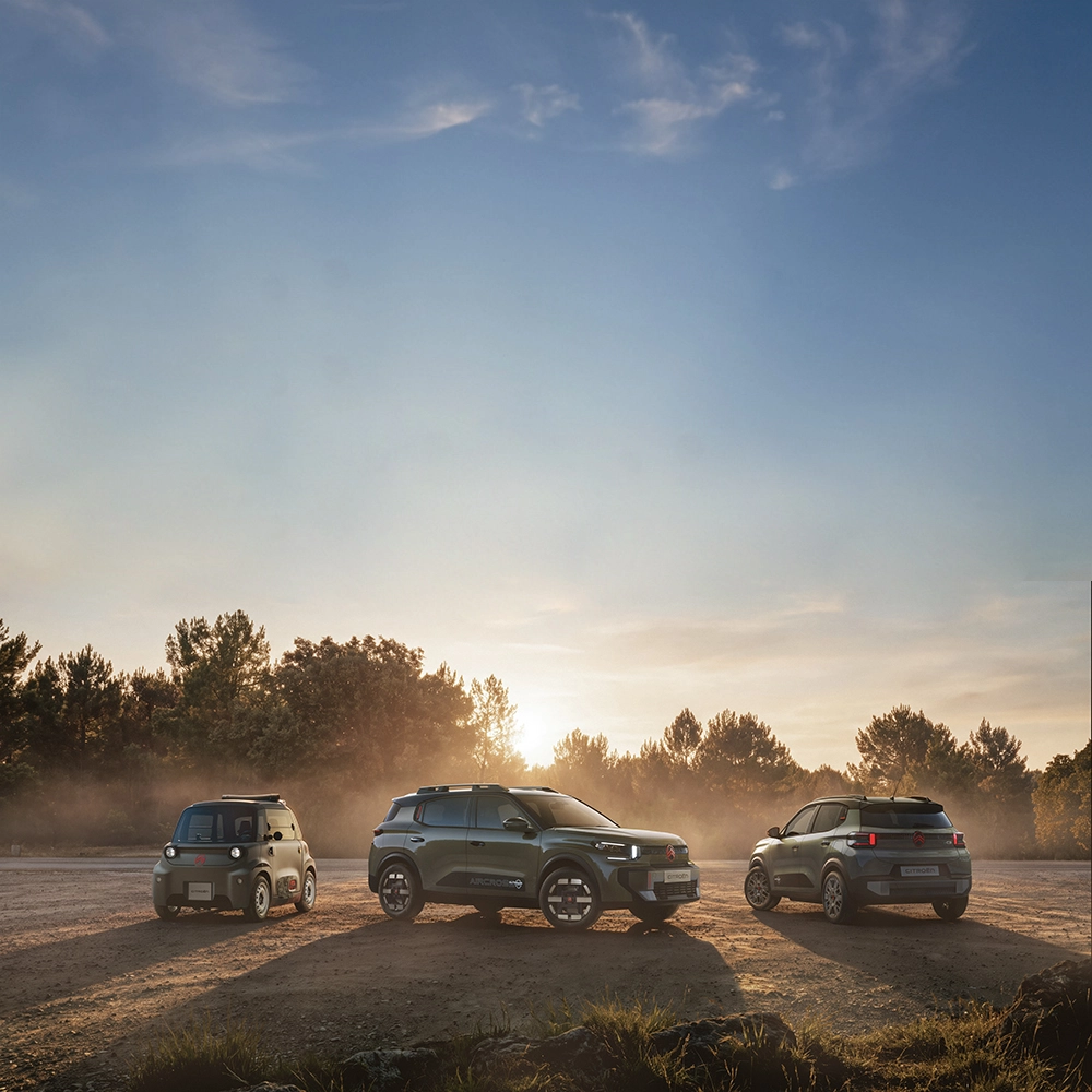 Dreiviertelansicht der geräumigen, vielseitigen und komfortablen Citroën Modellpalette mit innovativem Outdoor-Charakter: C3 Outdoor, C3 Aircross Outdoor und Ami Outdoor.