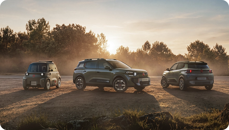 Dreiviertelansicht der geräumigen, vielseitigen und komfortablen Citroën Modellpalette mit innovativem Outdoor-Charakter: ëC3 Outdoor, ëC3 Aircross Outdoor und Ami Outdoor zeigen mit drei sich ergänzenden Modellen die Vielseitigkeit der Baureihe in einer Outdoor-Umgebung